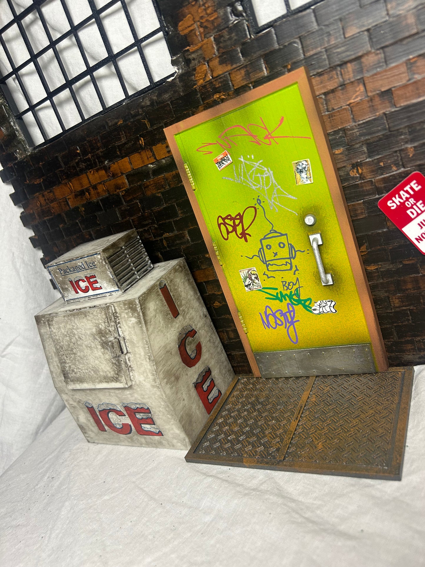 Miniature ice machine